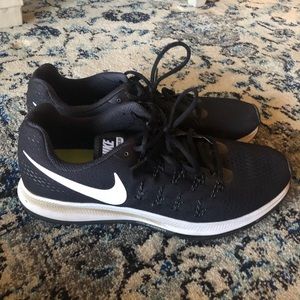 Nike Pegasus 33 running sneakers, size 11.5